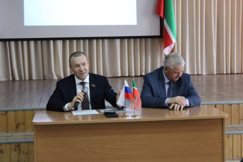 Депутат Госсовета РТ Ринат Фазылов наградил заинских волонтеров и встретился с учащимися школы № 6