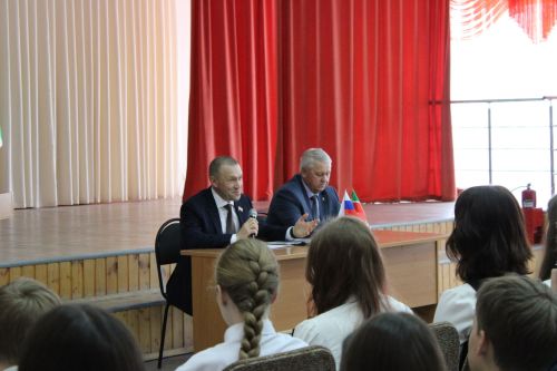 Депутат Госсовета РТ Ринат Фазылов наградил заинских волонтеров и встретился с учащимися школы № 6