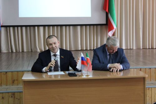 Депутат Госсовета РТ Ринат Фазылов наградил заинских волонтеров и встретился с учащимися школы № 6