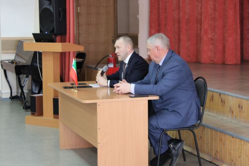 Депутат Госсовета РТ Ринат Фазылов наградил заинских волонтеров и встретился с учащимися школы № 6