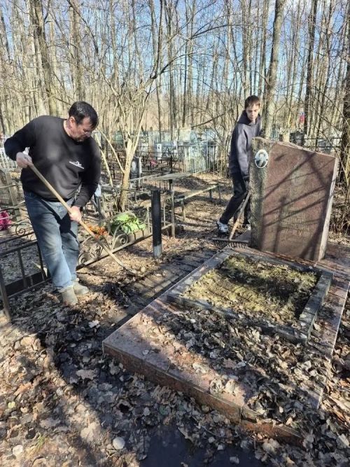 В Заинске поисковики отряда «Гвардия» привели в порядок воинские захоронения