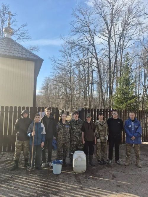 В Заинске поисковики отряда «Гвардия» привели в порядок воинские захоронения