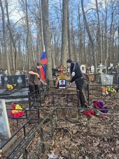 В Заинске поисковики отряда «Гвардия» привели в порядок воинские захоронения