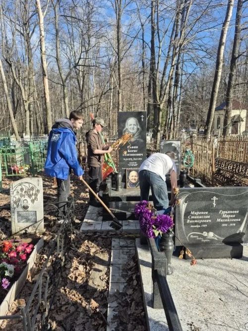 В Заинске поисковики отряда «Гвардия» привели в порядок воинские захоронения
