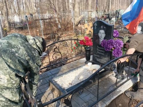 В Заинске поисковики отряда «Гвардия» привели в порядок воинские захоронения