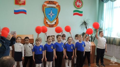 Дети поздравили огнеборцев с Днём пожарной охраны