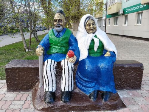 В Заинске обновили скульптуру «Дедушка и бабушка» — символ татарской семьи