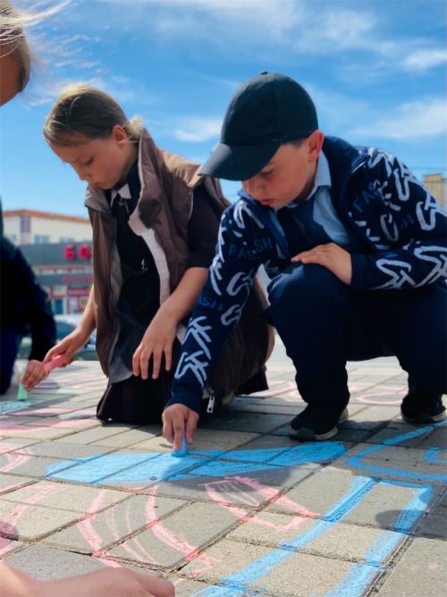 День телефона доверия в Заинске: рисунки на асфальте и важные разговоры