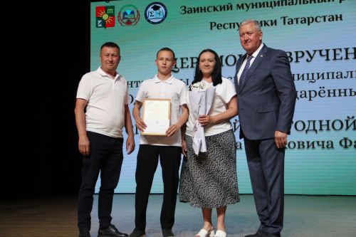 Сразу две школьницы стали лучшими ученицами Заинского района в этом учебном году