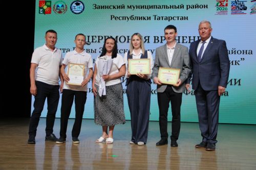 Сразу две школьницы стали лучшими ученицами Заинского района в этом учебном году