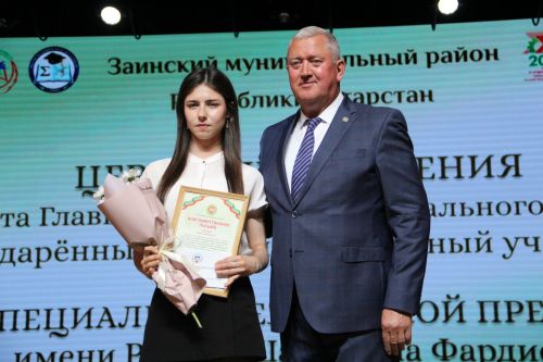 Сразу две школьницы стали лучшими ученицами Заинского района в этом учебном году