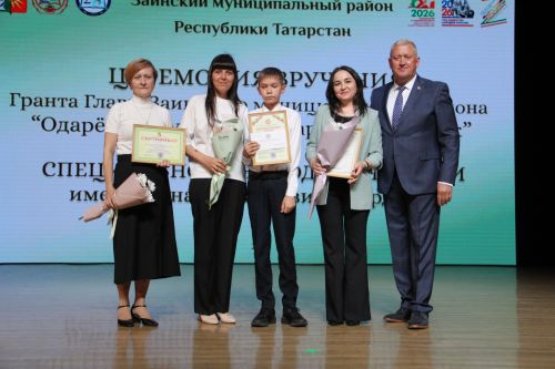 Сразу две школьницы стали лучшими ученицами Заинского района в этом учебном году