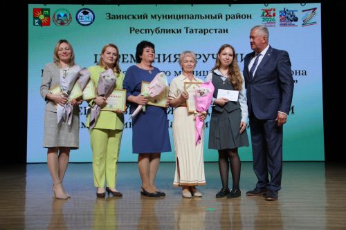 Сразу две школьницы стали лучшими ученицами Заинского района в этом учебном году