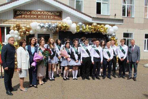 «Мечтайте и творите!»: в Заинске простились со школой 127 одиннадцатиклассников и 539 девятиклассников