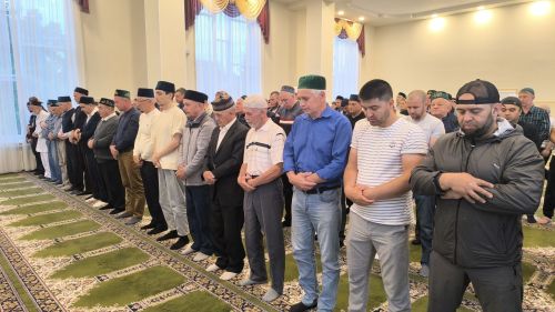 В мечетях Заинска совершили праздничный намаз по случаю Курбан-байрама
