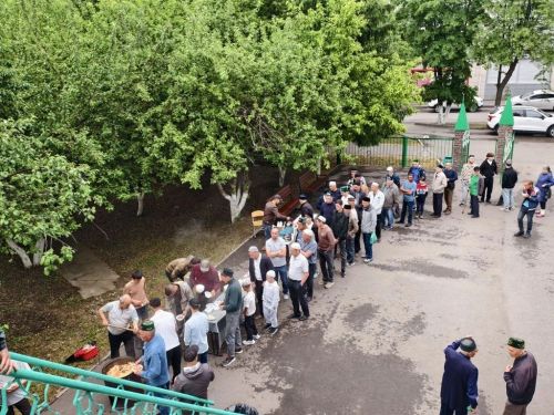 В мечетях Заинска совершили праздничный намаз по случаю Курбан-байрама