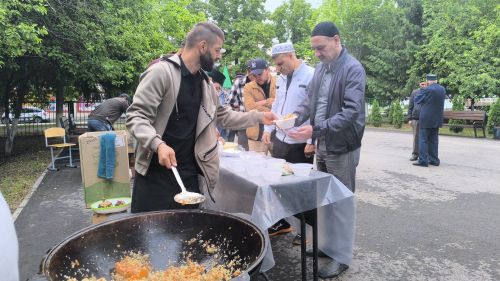 В мечетях Заинска совершили праздничный намаз по случаю Курбан-байрама