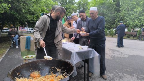 В мечетях Заинска совершили праздничный намаз по случаю Курбан-байрама