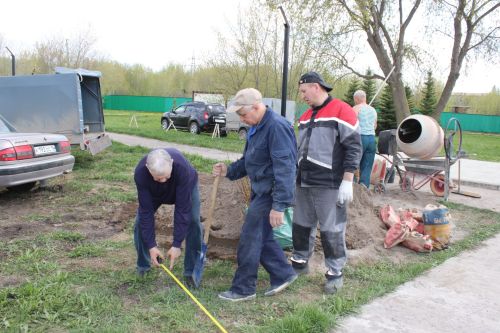 В Заинске к Дню Победы высадили кусты спиреи у памятника пограничникам