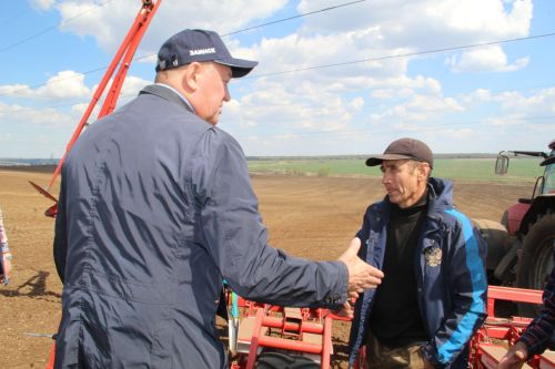 Разиф Каримов: «Техника мощная, сев идёт быстро. Спасибо механизаторам»