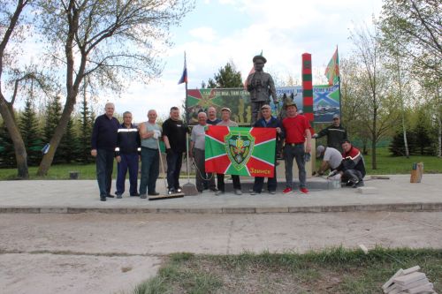В Заинске к Дню Победы высадили кусты спиреи у памятника пограничникам