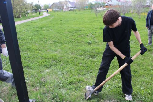 В Заинске к Дню Победы высадили кусты спиреи у памятника пограничникам
