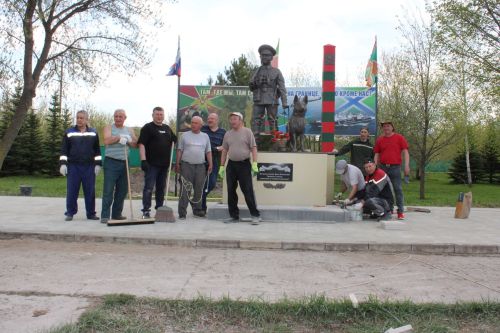 В Заинске к Дню Победы высадили кусты спиреи у памятника пограничникам