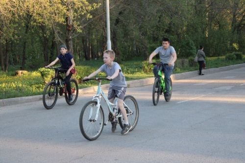 Сотни заинцев проехали на велосипедах по городу в честь 81-й годовщины Победы