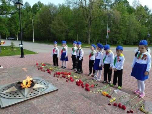 В Заинске юные инспекторы движения почтили память героев: акция «Помним, гордимся, благодарим!» тронула сердца горожан
