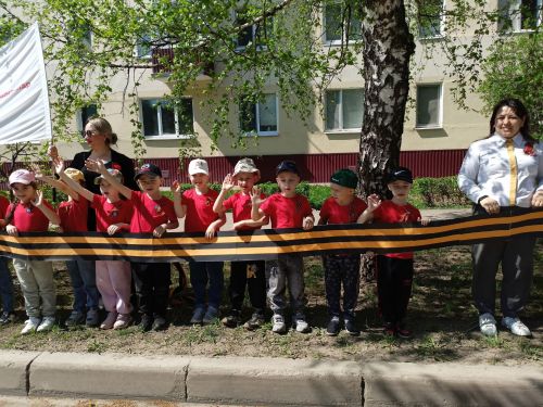 Заинские дошколята развернули на улице города 16-метровую георгиевскую ленту, сделанную своими руками