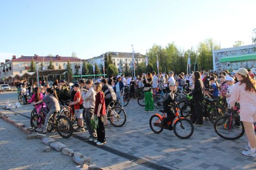 Сотни заинцев проехали на велосипедах по городу в честь 81-й годовщины Победы