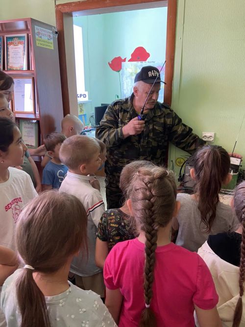 «Полет» на каникулах: как юные заинцы учились ловить радиоволны и искать маячки с закрытыми глазами