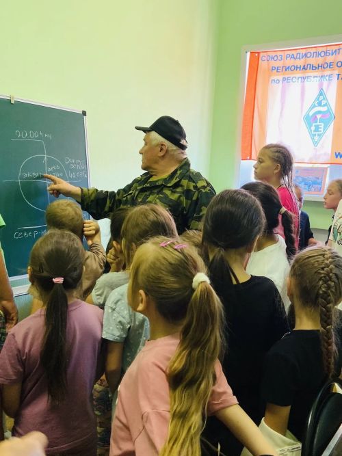 «Полет» на каникулах: как юные заинцы учились ловить радиоволны и искать маячки с закрытыми глазами