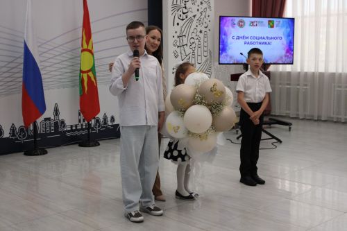 В Заинске соцработникам вручили награды в честь профессионального праздника