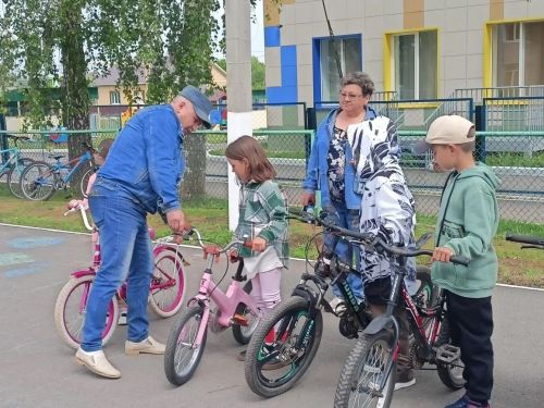 В Заинской школе №1 прошёл «Весёлый техосмотр» в День велосипеда