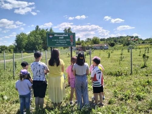В селе Светлое Озеро дети посетили яблоневый сад, высаженный в память о погибших участниках СВО