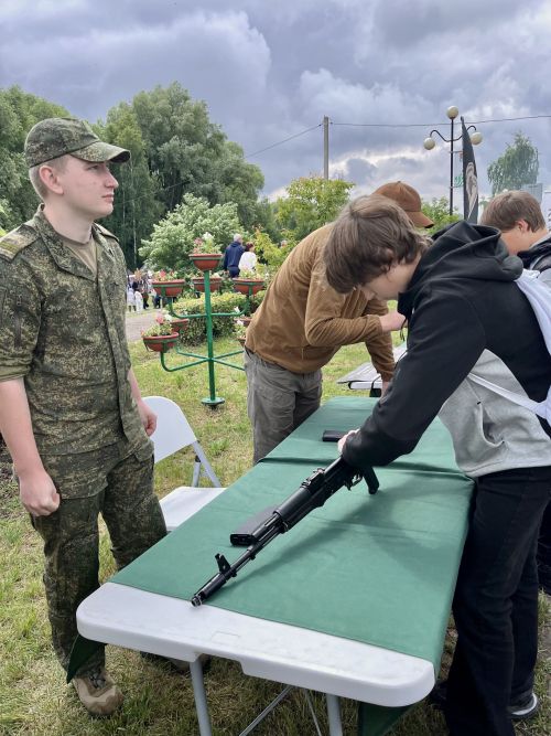 На Сабантуе заинцев обучали сборке автомата и управлению БПЛА