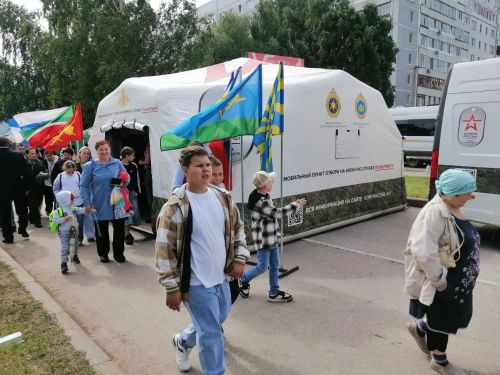 На Сабантуе заинцев обучали сборке автомата и управлению БПЛА