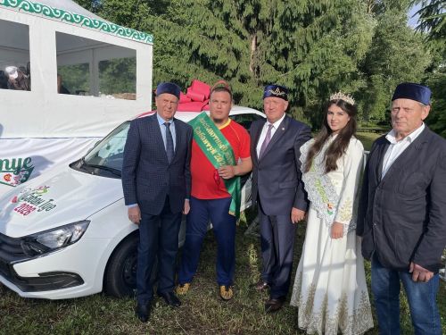 Радик Салахов в одиннадцатый раз стал абсолютным батыром Заинского Сабантуя