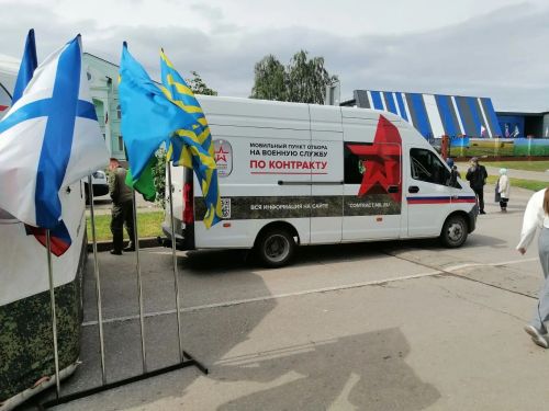 На Сабантуе заинцев обучали сборке автомата и управлению БПЛА