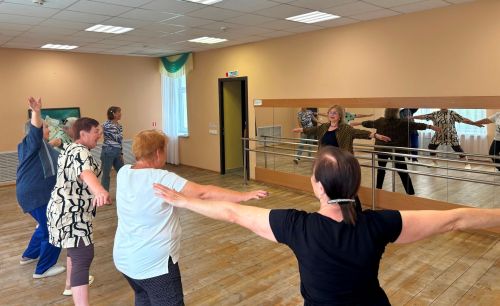 Творческие работники ГДК Мирного провели фитнес-час «Здоровое поколение» 15 июля