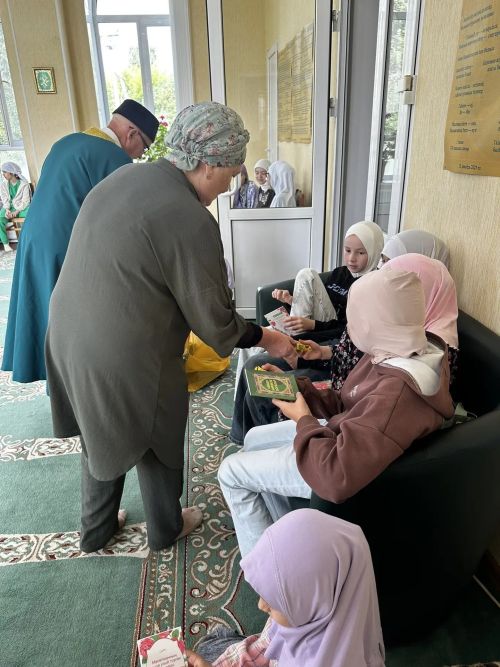 Воспитанницы примечетских курсов посетили мечети и музей Заинска
