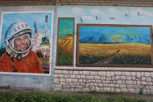 Җырлый торган стена: Эркин Пулатов Зәйне ачык һавадагы галереяга әйләндерүен дәвам итә