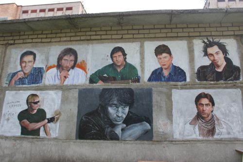 Җырлый торган стена: Эркин Пулатов Зәйне ачык һавадагы галереяга әйләндерүен дәвам итә
