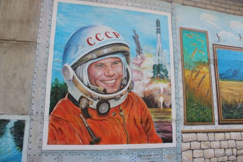 Җырлый торган стена: Эркин Пулатов Зәйне ачык һавадагы галереяга әйләндерүен дәвам итә