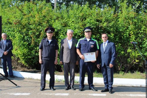 Они обеспечивают безопасность на дорогах: сотрудники Заинской Госавтоинспекции отмечают профессиональный праздник