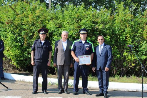 Они обеспечивают безопасность на дорогах: сотрудники Заинской Госавтоинспекции отмечают профессиональный праздник
