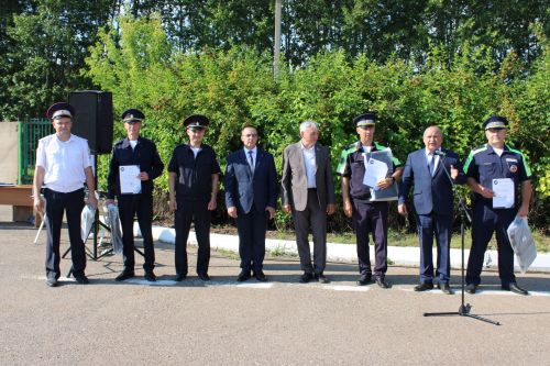 Они обеспечивают безопасность на дорогах: сотрудники Заинской Госавтоинспекции отмечают профессиональный праздник
