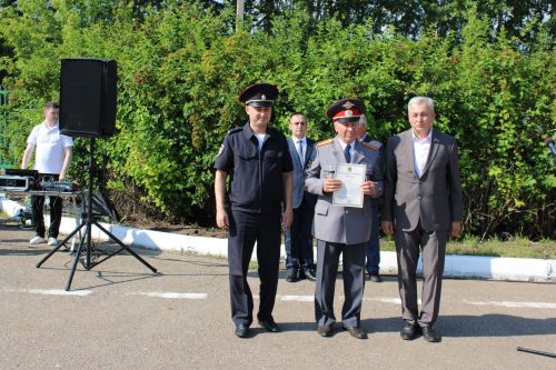 Они обеспечивают безопасность на дорогах: сотрудники Заинской Госавтоинспекции отмечают профессиональный праздник