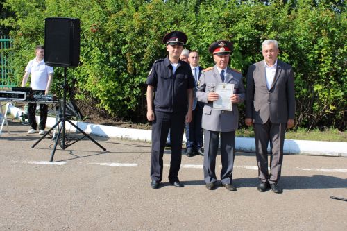 Они обеспечивают безопасность на дорогах: сотрудники Заинской Госавтоинспекции отмечают профессиональный праздник